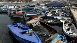 Decenas de pateras usadas por los inmigrantes para cruzar el Mediterráneo se acumulan en el puerto de la isla italiana de Lampedusa.