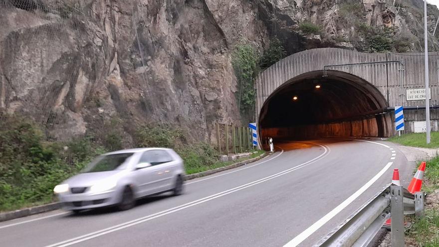 Un vehículo sale del túnel de Comillera, un punto de concentración de accidentes en el alto Nalón. | L. M. D.
