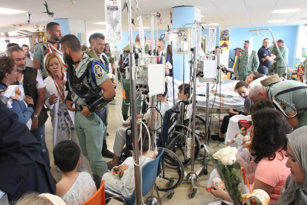 Visita de la Legión a los niños ingresados en el Hospital Materno.