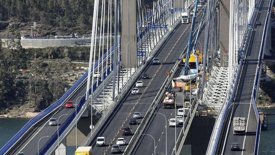 El puente de Rande sufre congestiones de tráfico a diario por las obras de asfaltado. // José Lores