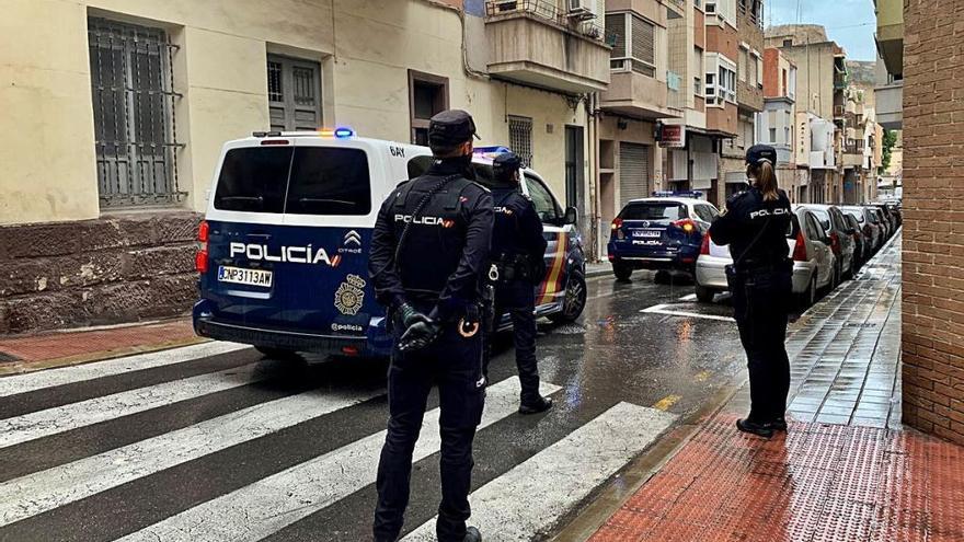 Las patrullas de la Policía Nacional, en la calle Pelayo, en el barrio de Carolinas.