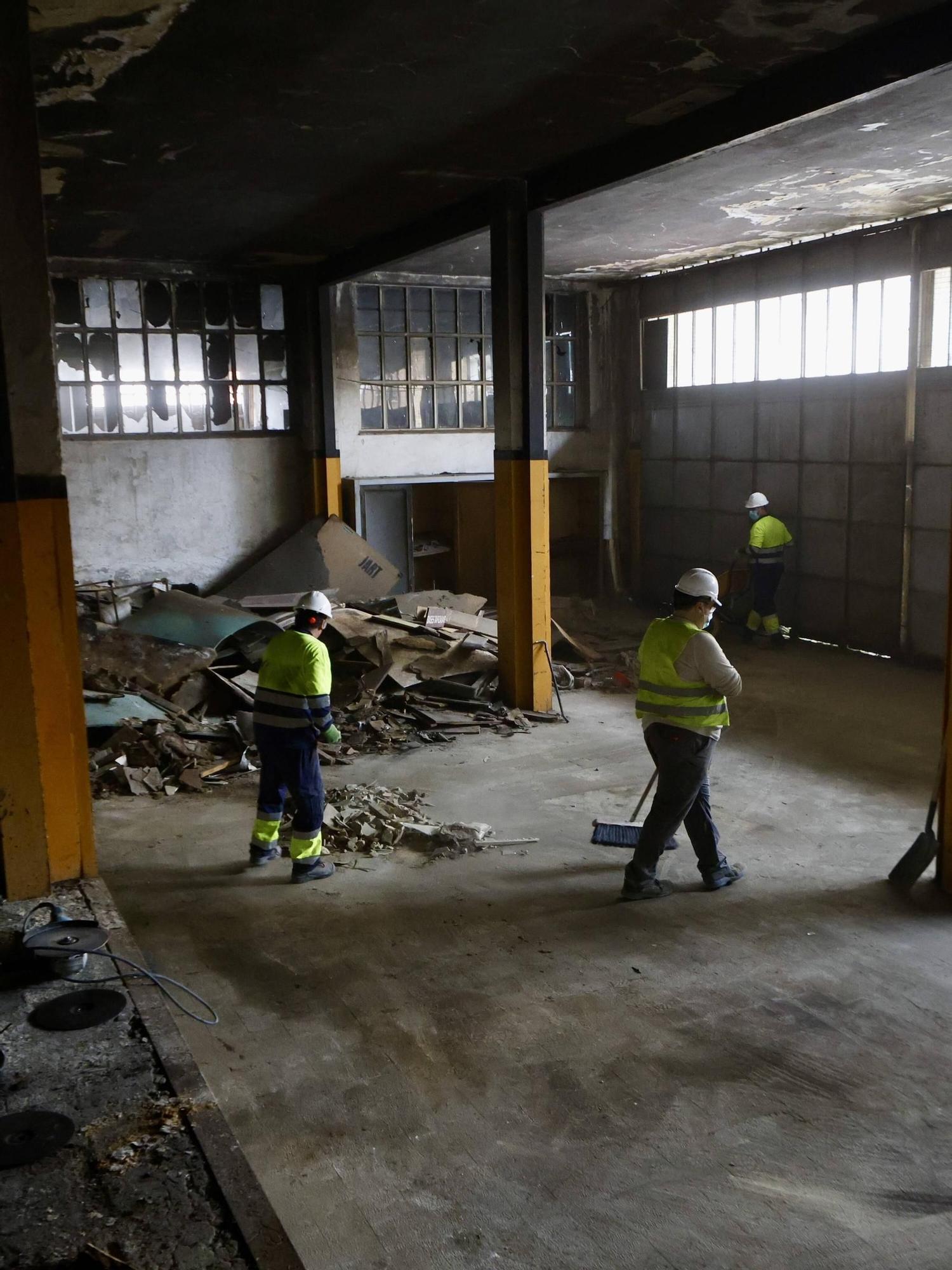 El inicio del derribo de la nave de Flex en La Calzada, en imágenes