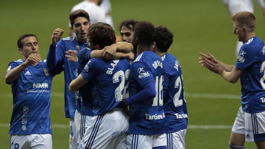 Los jugadores del Oviedo celebran uno de los goles ante el Tenerife.