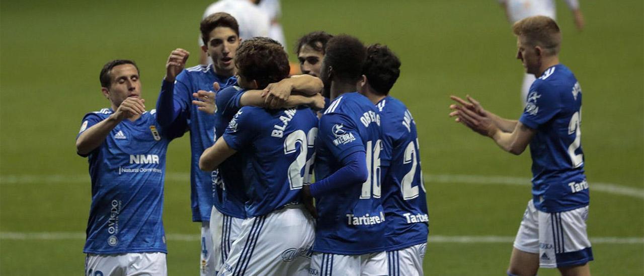 Los jugadores del Oviedo celebran uno de los goles ante el Tenerife.