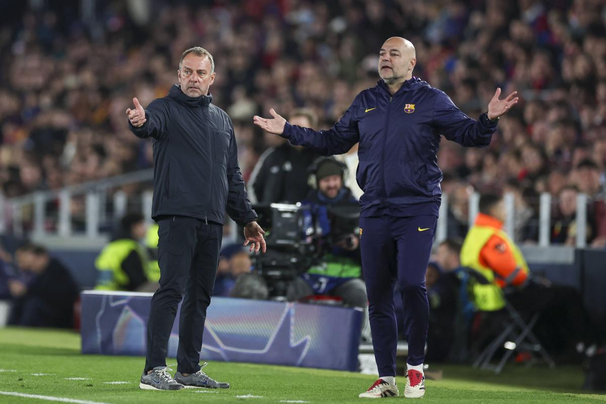 Flick dando indicaciones en el partido del Newcastle