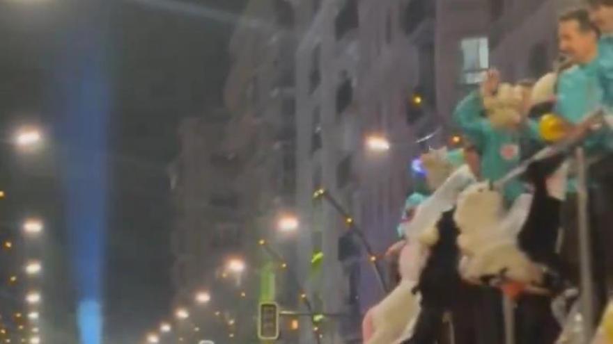 El público recoge los objetos que lanzan desde las carrozas en el desfile del Entierro de la Sardina