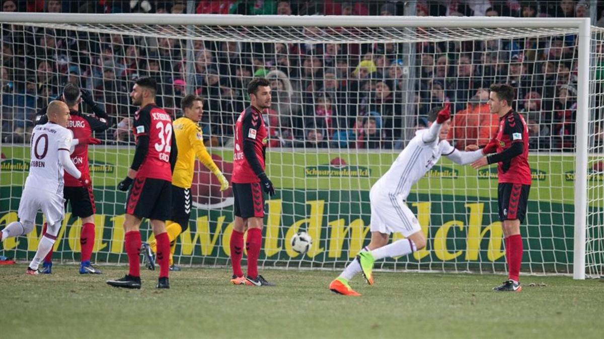 Robben y Lewandowski celebran el gol in extremis que dio la victoria al Bayern en Friburgo