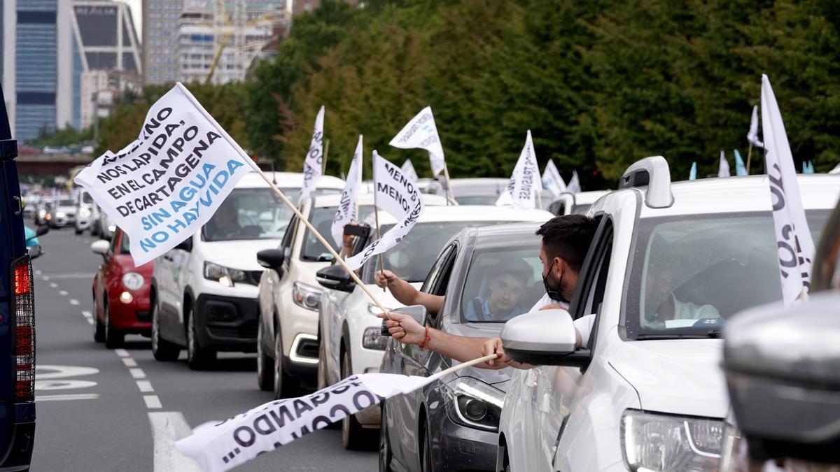 La Policía Nacional autoriza la caravana por el trasvase Tajo-Segura sin camiones tras dos horas de bloqueo