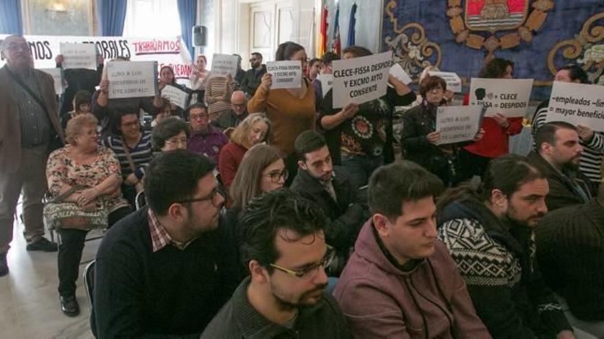 Los trabajadores durante la protesta en el pleno, ayer.