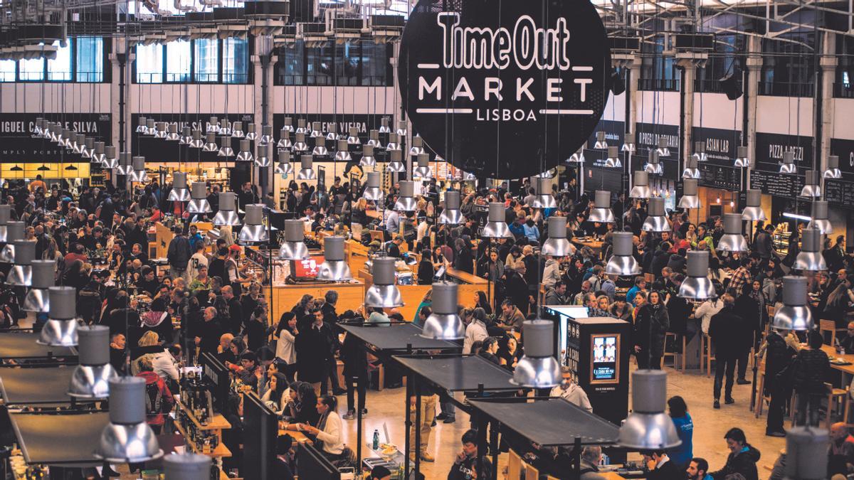 Interior del Time Out Market de Lisboa, el primero que la empresa editora abrió en todo el mundo