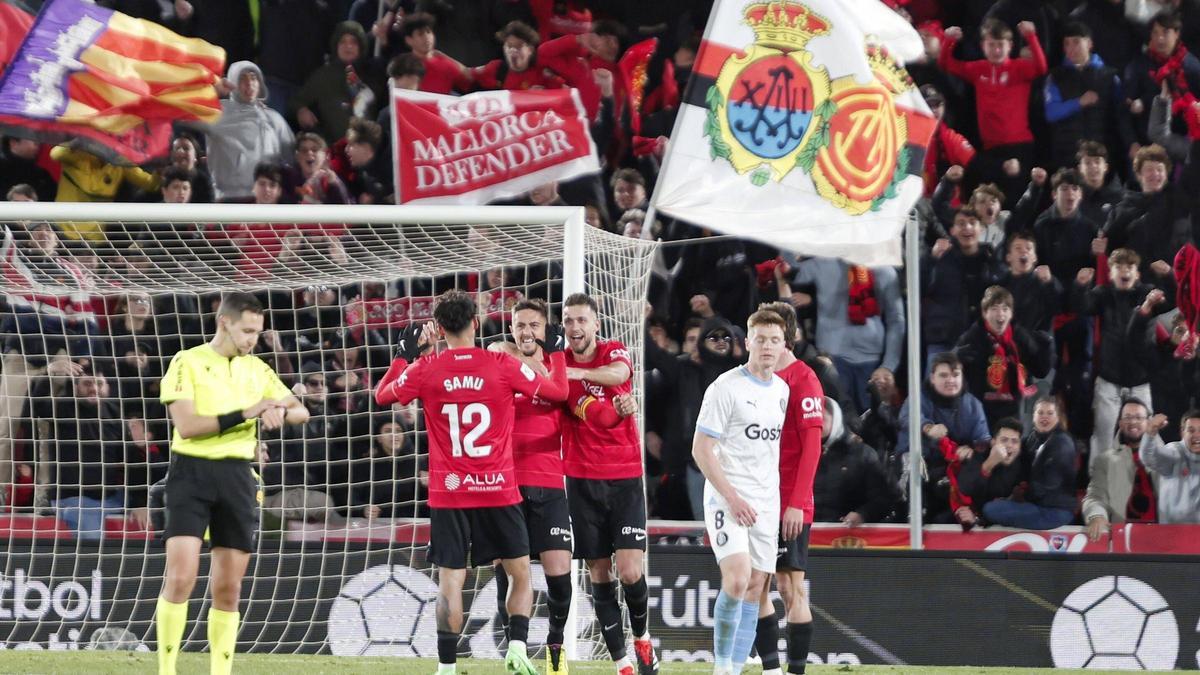 Los futbolistas del Mallorca celebran el gol de José Manuel Copete