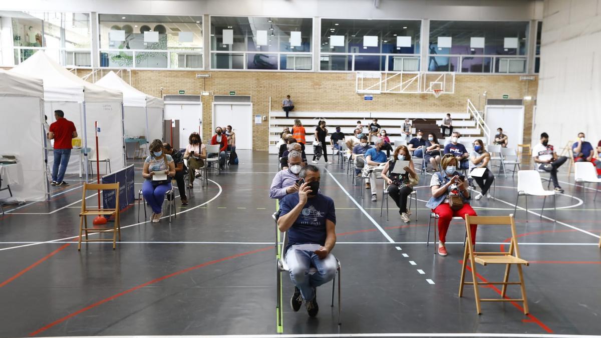 Vacunación masiva con la vacuna de Janssen en el polideportivo de la Universidad de Zaragoza, hace unos meses.