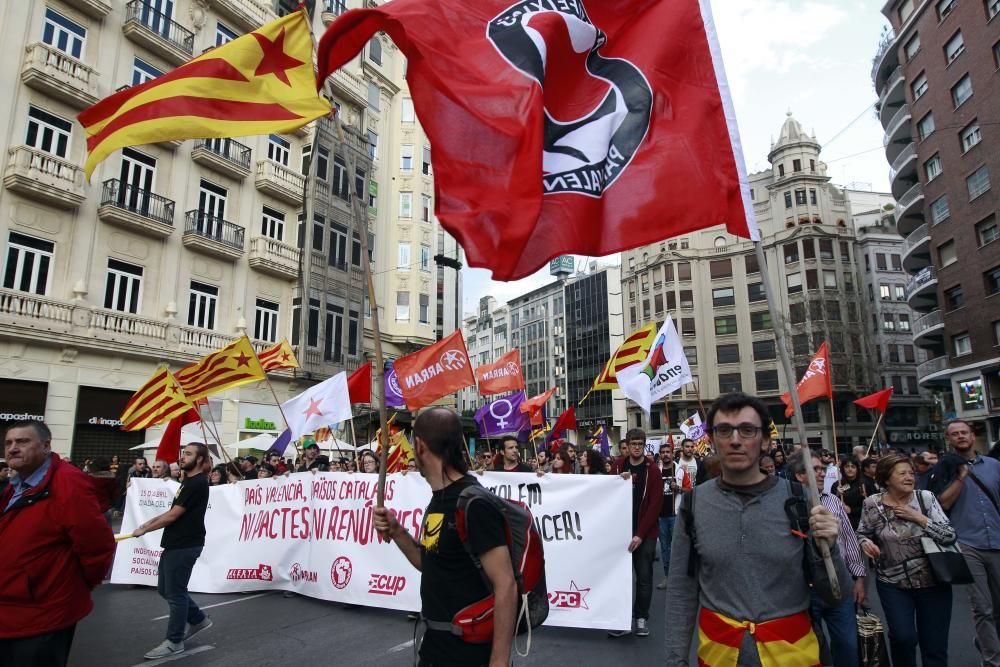 Manifestación en Valencia con motivo del 25 d'Abril