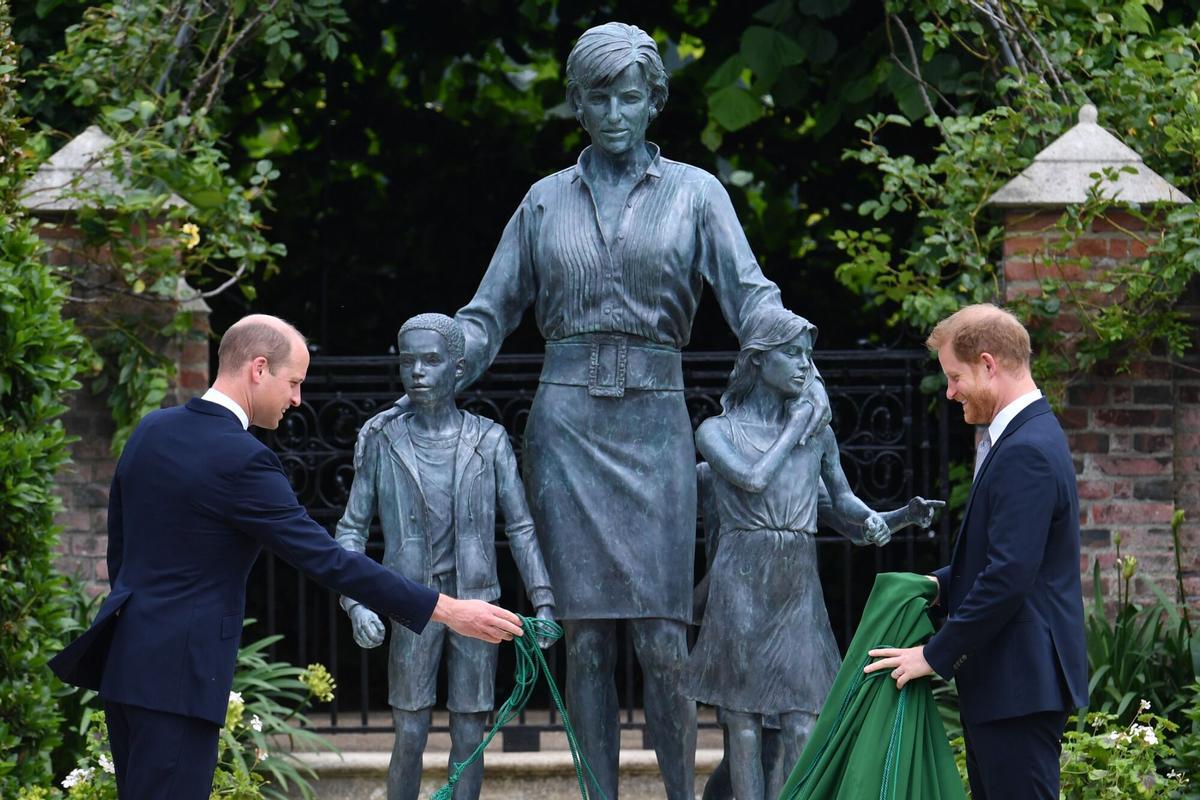 FILED - 01 July 2021, United Kingdom, London: Prince William, the Duke of Cambridge (L) and Harry, the Duke of Sussex, unveile a statue they commissioned of their mother Diana, Princess of Wales, in the Sunken Garden at Kensington Palace, on what would have been her 60th birthday. Photo: Dominic Lipinski/PA Wire/dpa 01/07/2021 ONLY FOR USE IN SPAIN. Dominic Lipinski/PA Wire/dpa;Human Interest;royalty;history;---;Week in Pictures - UK