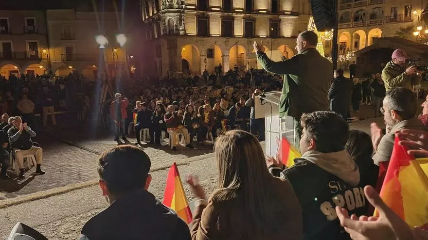 VIDEO | Cientos de personas reciben a Abascal en Trujillo