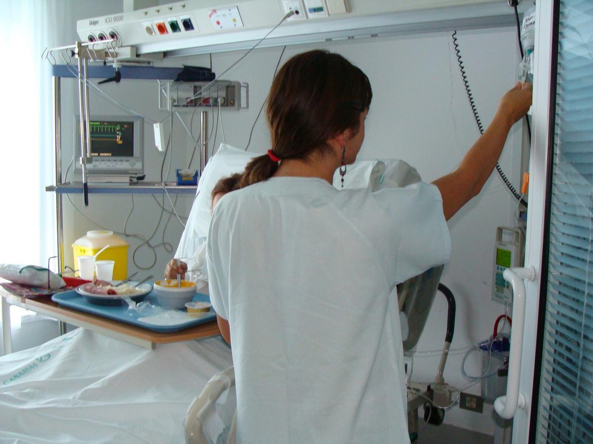 Una enfermera atiende a una paciente en un hospital de Canarias.
