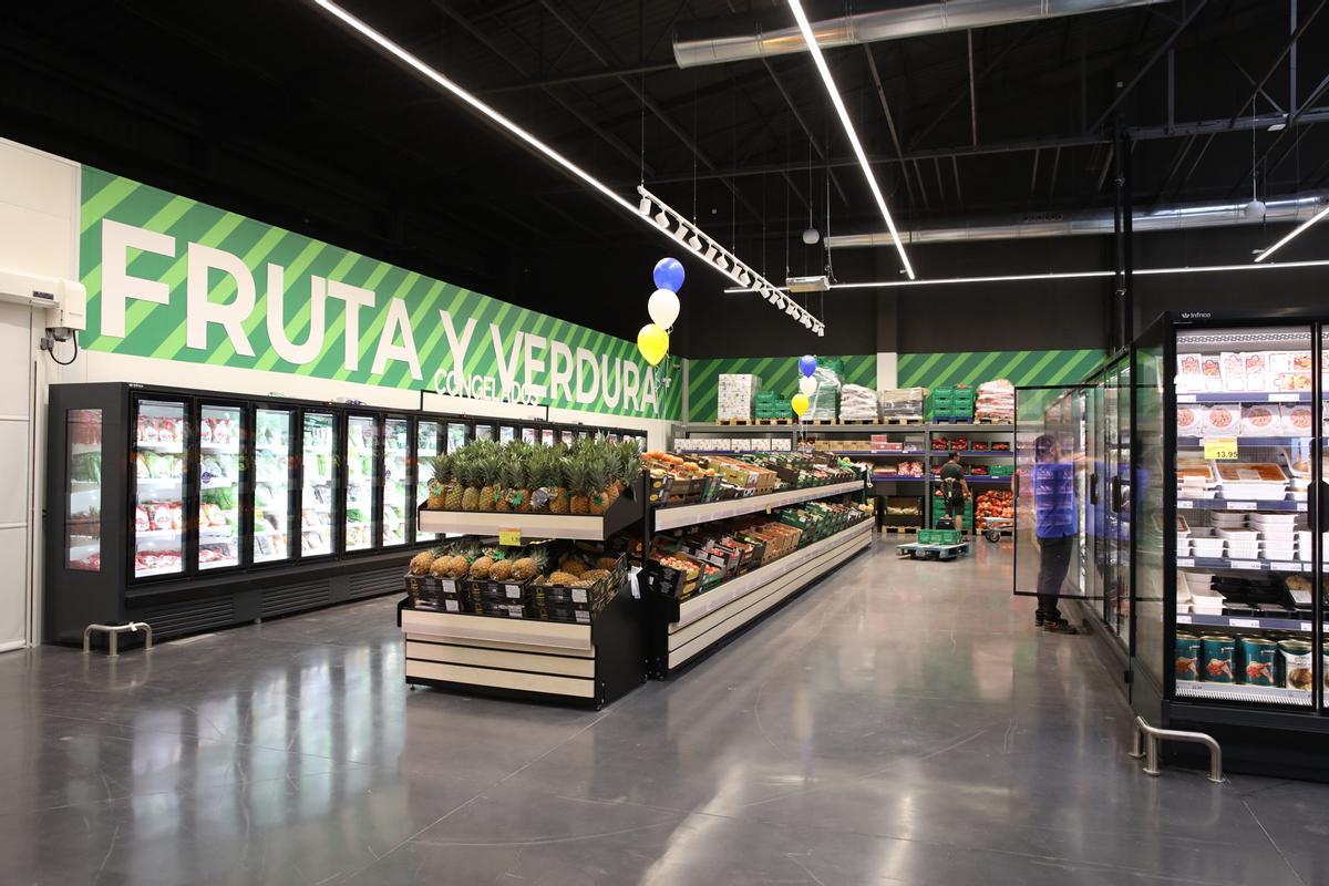 Entre sus principales secciones destacan bodega, carnicería al corte, charcutería, fruta y verdura, y congelados