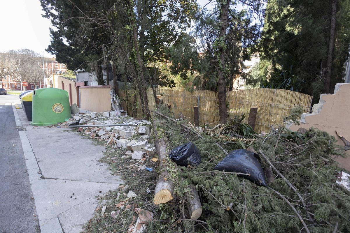 El viento ha causado el derrumbe de un muro en un hotel de Xàtiva.