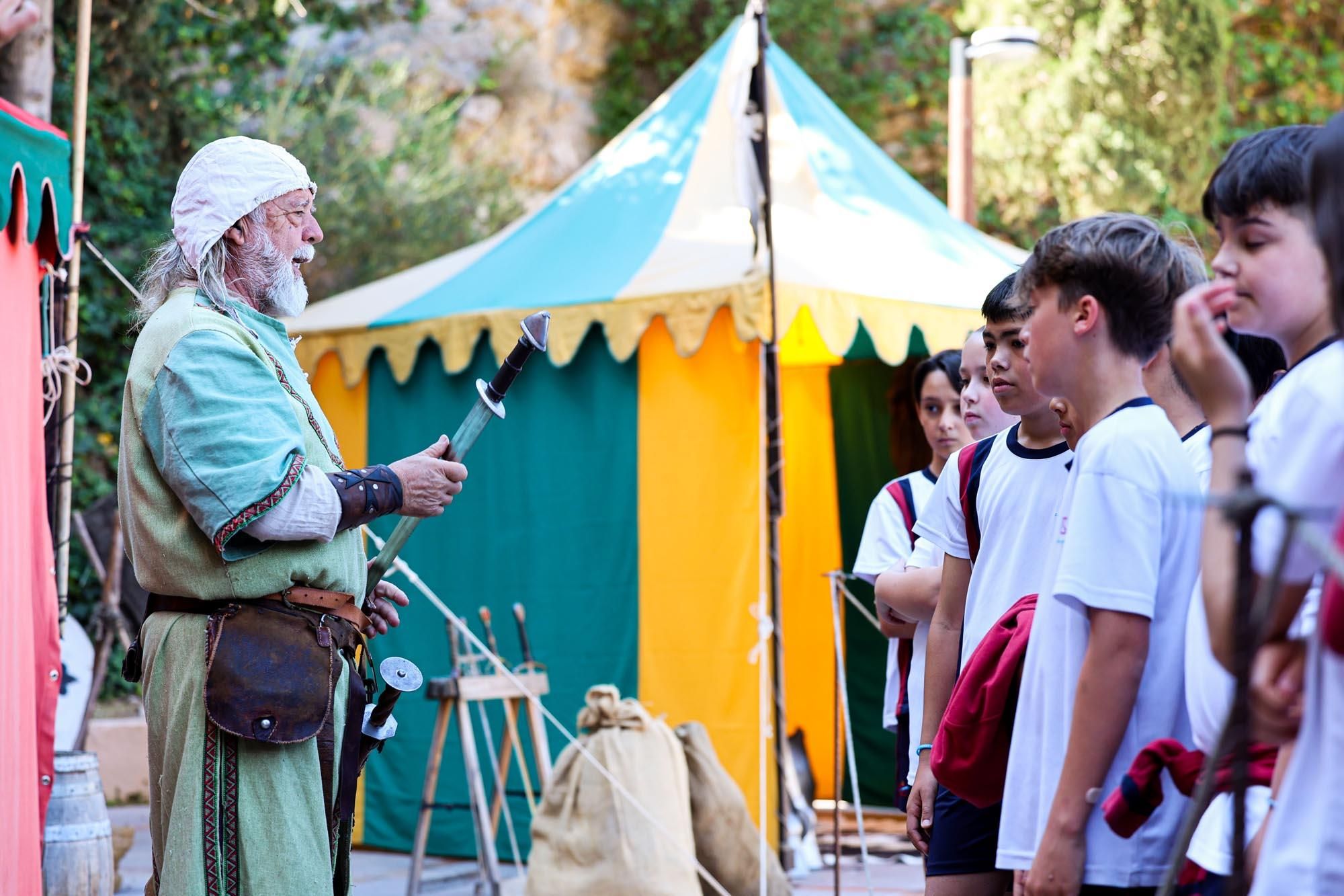 Los escolares de Ibiza visitan la feria Eivissa Medieval