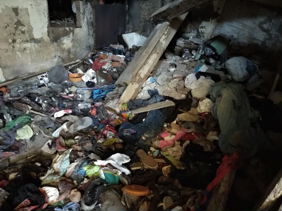 Muntanyes de peces de roba s''acumulen en una finca abandonada de Domeny