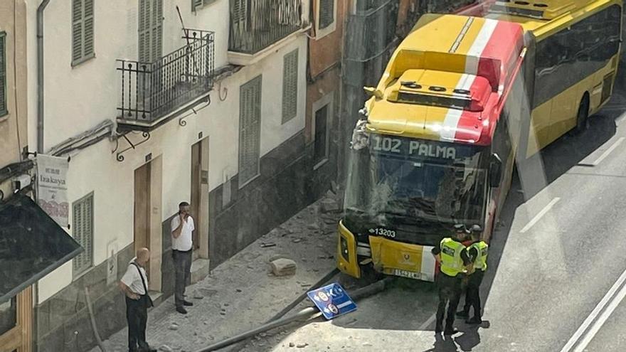 Überlandbus kracht auf Mallorca in Hauswand