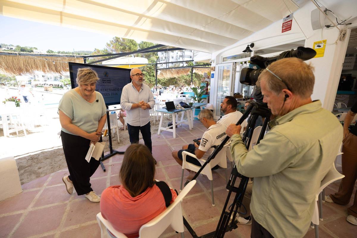 Un momento de la presentación del plan de reactivación de playas de Sant Josep, en Cala Vedella.