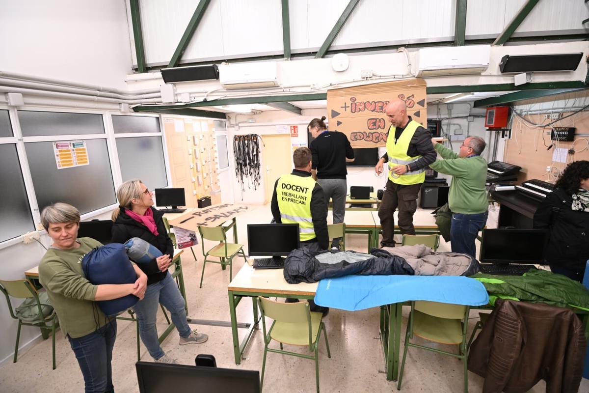 Cincuenta profesores del IES La Torreta de Elche se encierran para reclamar mejoras en la educación pública Cincuenta profesores del IES La Torreta de Elche se encierran para reclamar mejoras en la educación pública