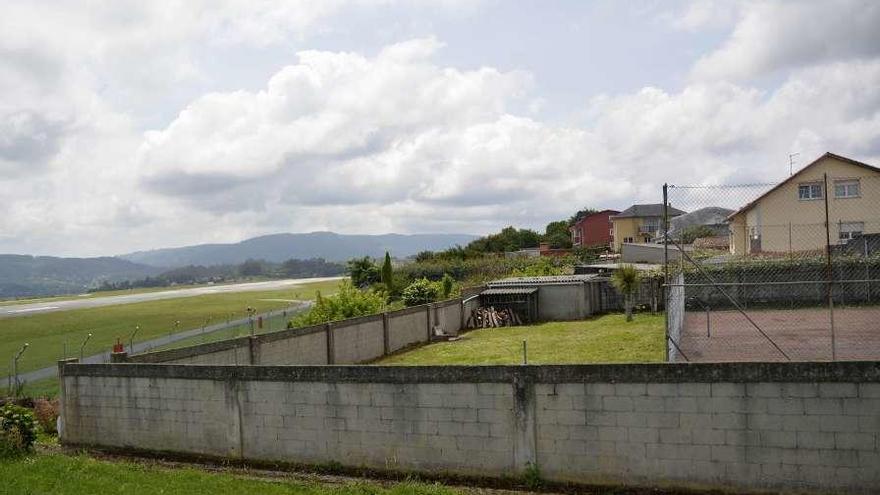 Casas de A Hermida afectadas por el plan director, pegadas al recinto del aeropuerto.