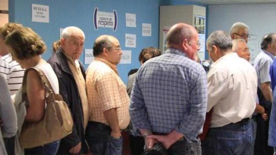 Colas de pacientes durante una jornada de huelga del centro.