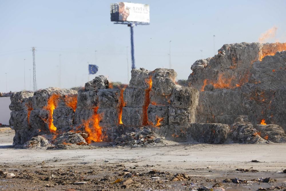 Incendio en una empresa de reciclaje de cartón