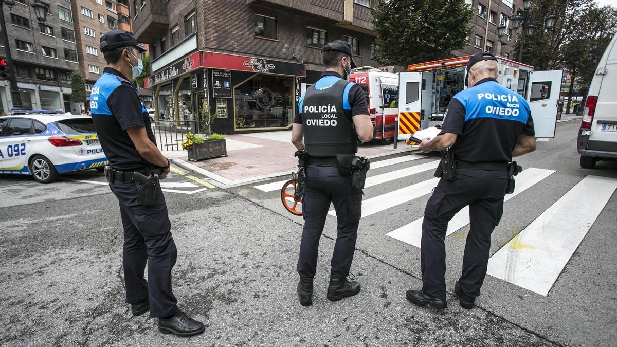 Policías y ambulancias en el lugar del accidente.