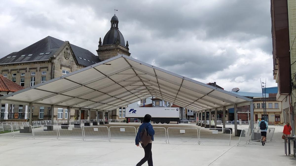 Instalación de la carpa en la Praza da Constitución.