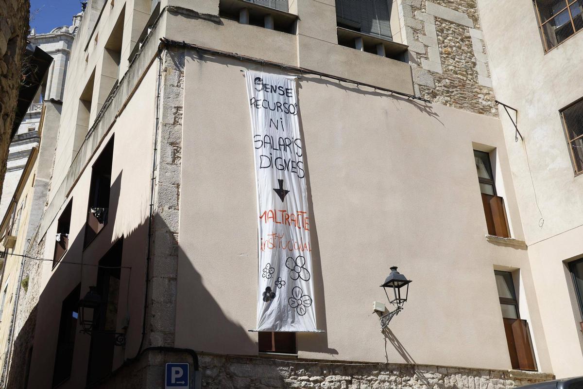 Una pancarta amb queixes dels treballadors de La Sopa.