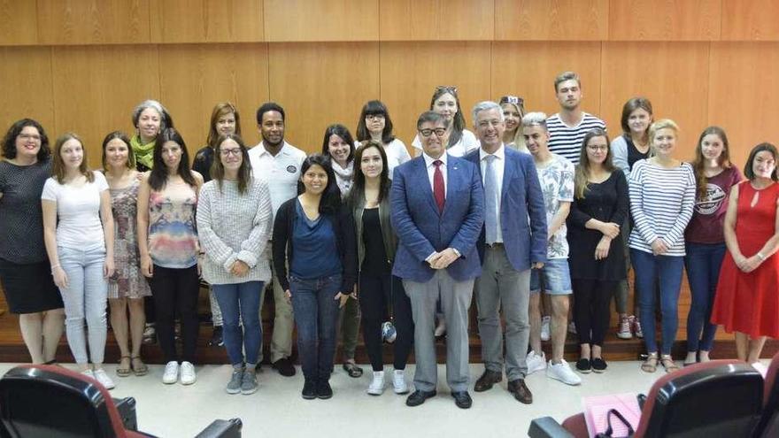 Los alumnos posan con el secretario de Política Lingüística, Valentín García; la secretaria del curso, Marisol Ríos; y el rector, Julio Abalde.