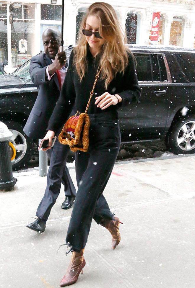 El look de Gigi Hadid con un bolso estampado de pelo