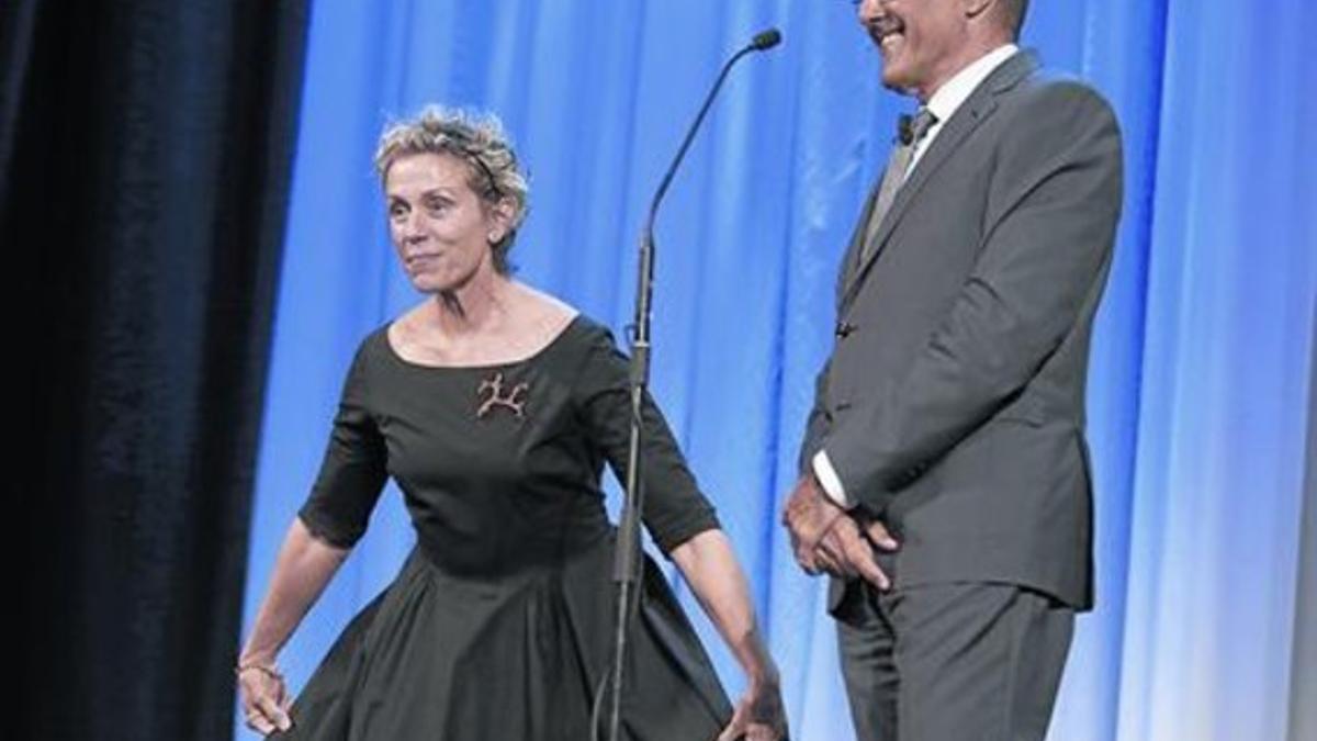 Frances McDormand recibe el Premio al Talento Visual en presencia de Alberto Barbera, director del festival.