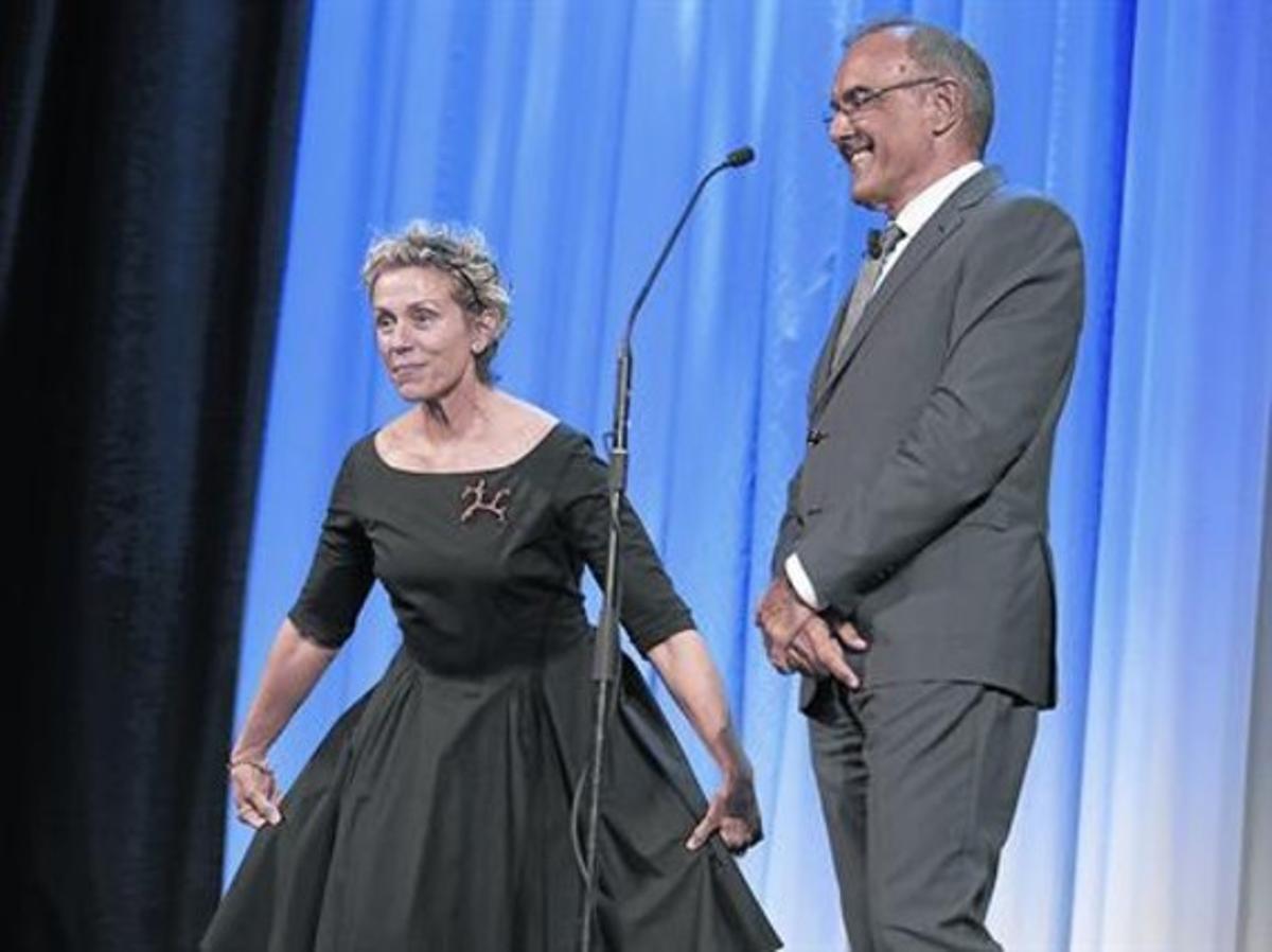 Frances McDormand rep el premi al Talent Visual en presència d’Alberto Barbera, director del festival.