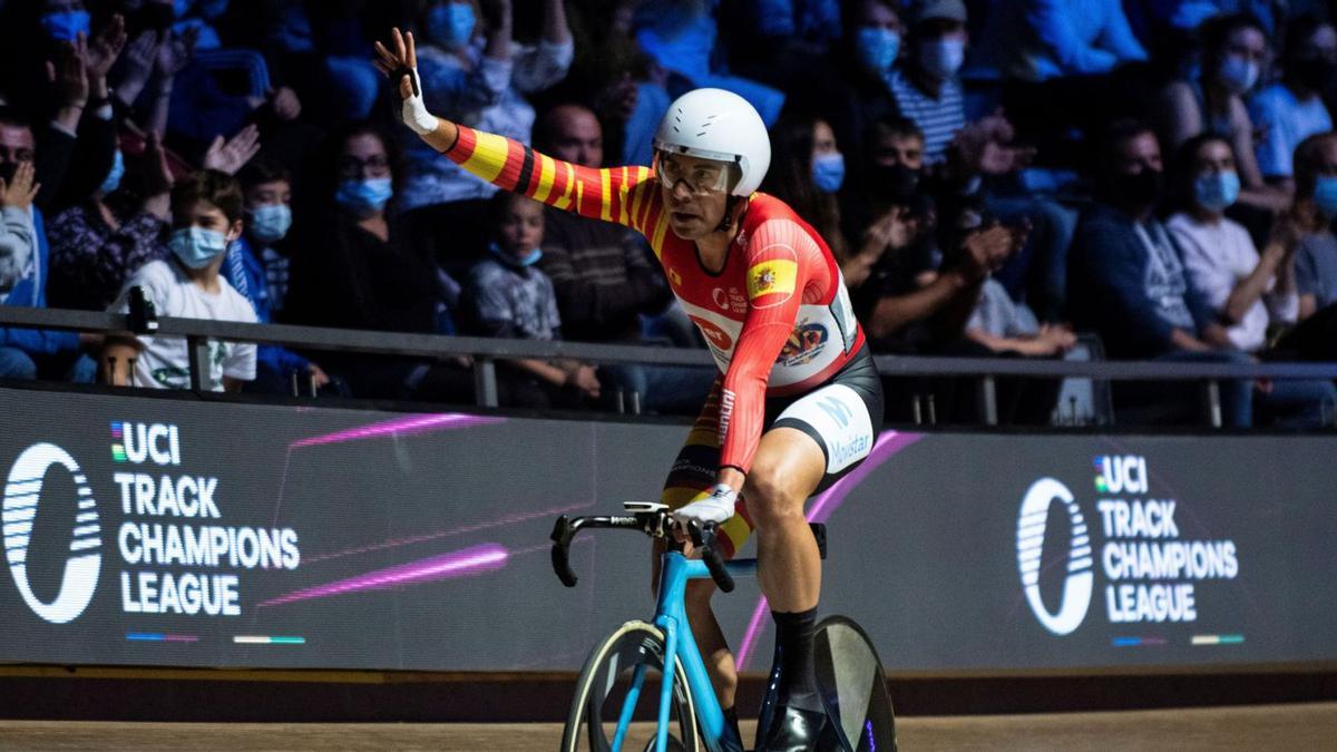 Sebastián Mora saluda a los aficionados tras finalizar tercero en eliminación.