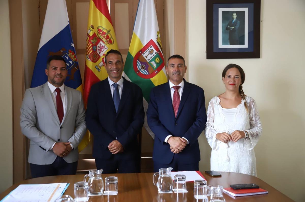 Jacobo Medina, Alfredo Villalba, Oswaldo Betancort y Chaxiraxi Niz en el Ayuntamiento de Haría este jueves.