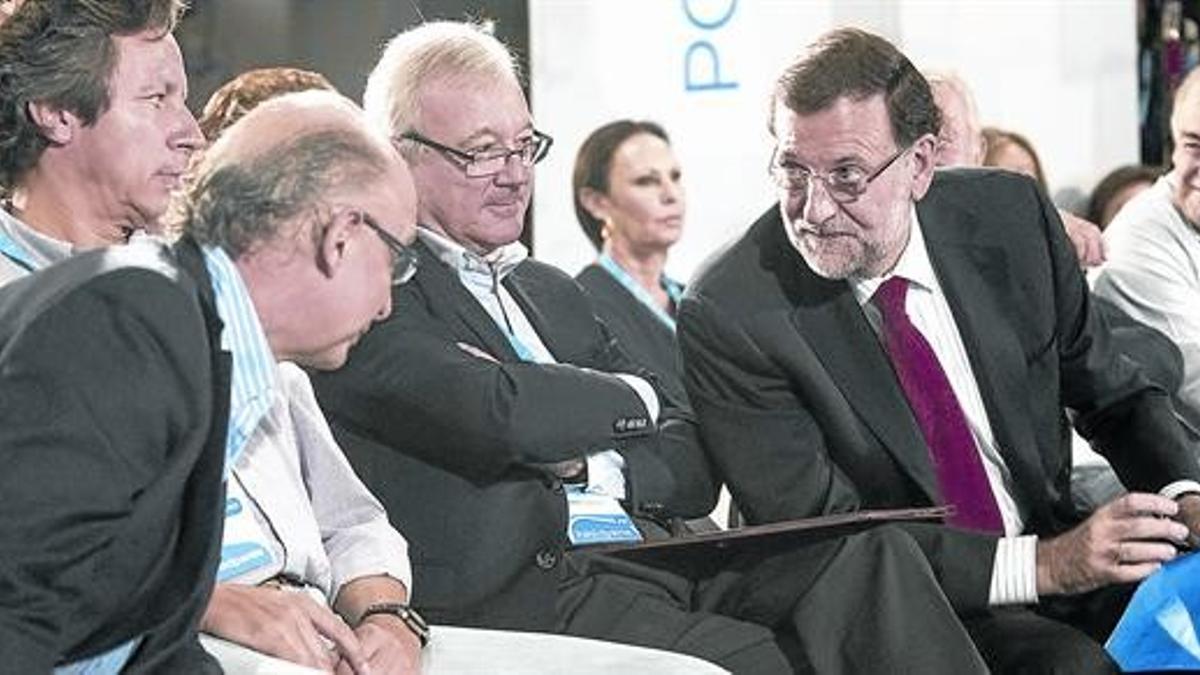 Rajoy conversa con Montoro ante la mirada de Florianoy Valcárcel, ayeren Murcia.