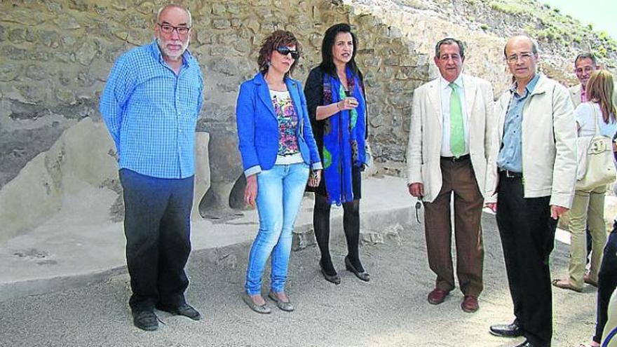 La directora de Patrimonio y el subdelegado visitan el Cabezo Redondo.