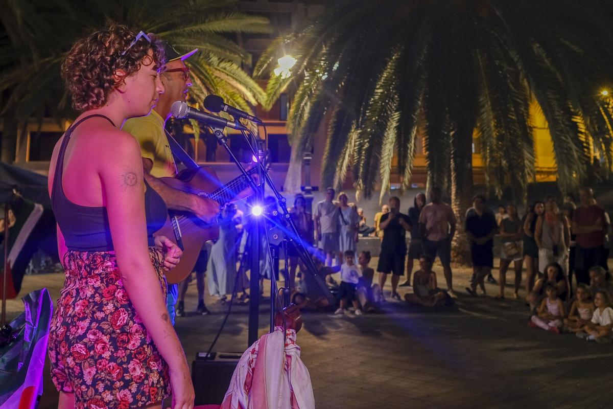 Conciertos en el segundo día de la acampada por la vivienda en la Plaza de La Feria, en Las Palmas de Gran Canaria