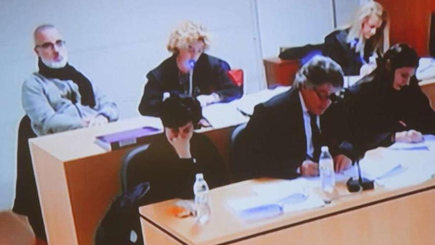 Alfonso Basterra y Rosario Porto, con sus respectivos abogados, en una sesión del juicio.