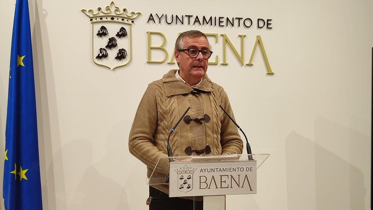 El concejal de Baena Francisco Vizcaíno, durante la rueda de prensa.