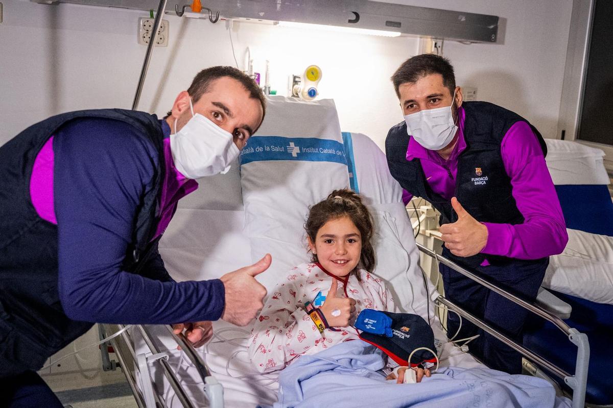 Xavi Barroso y Ferran Font, con una de las niñas hospitalizadas