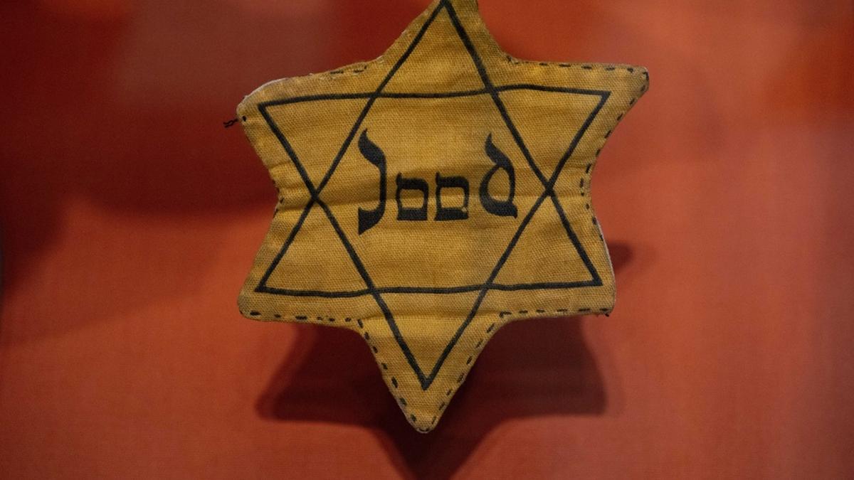 Una estrella amarilla con la palabra &quot;Jood&quot; (judío) expuesta en el Museo del Holocausto.