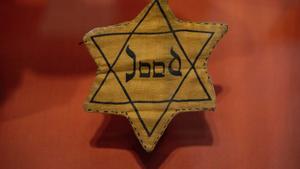 Una estrella amarilla con la palabra Jood (judío) expuesta en el Museo del Holocausto.