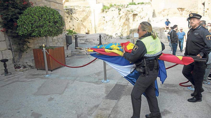 La bandera de España se colocó minutos antes de comenzar el acto