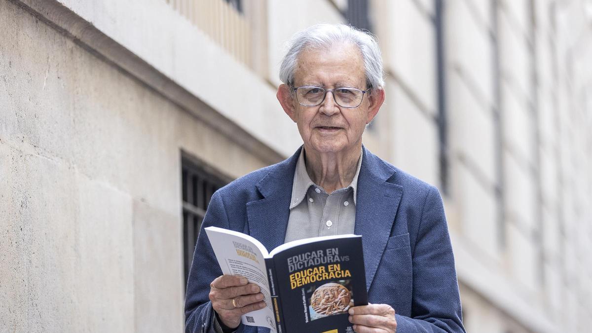 Victorino Mayoral, coordinador del libro Educar en dictadura vs educar en democracia, en Alicante
