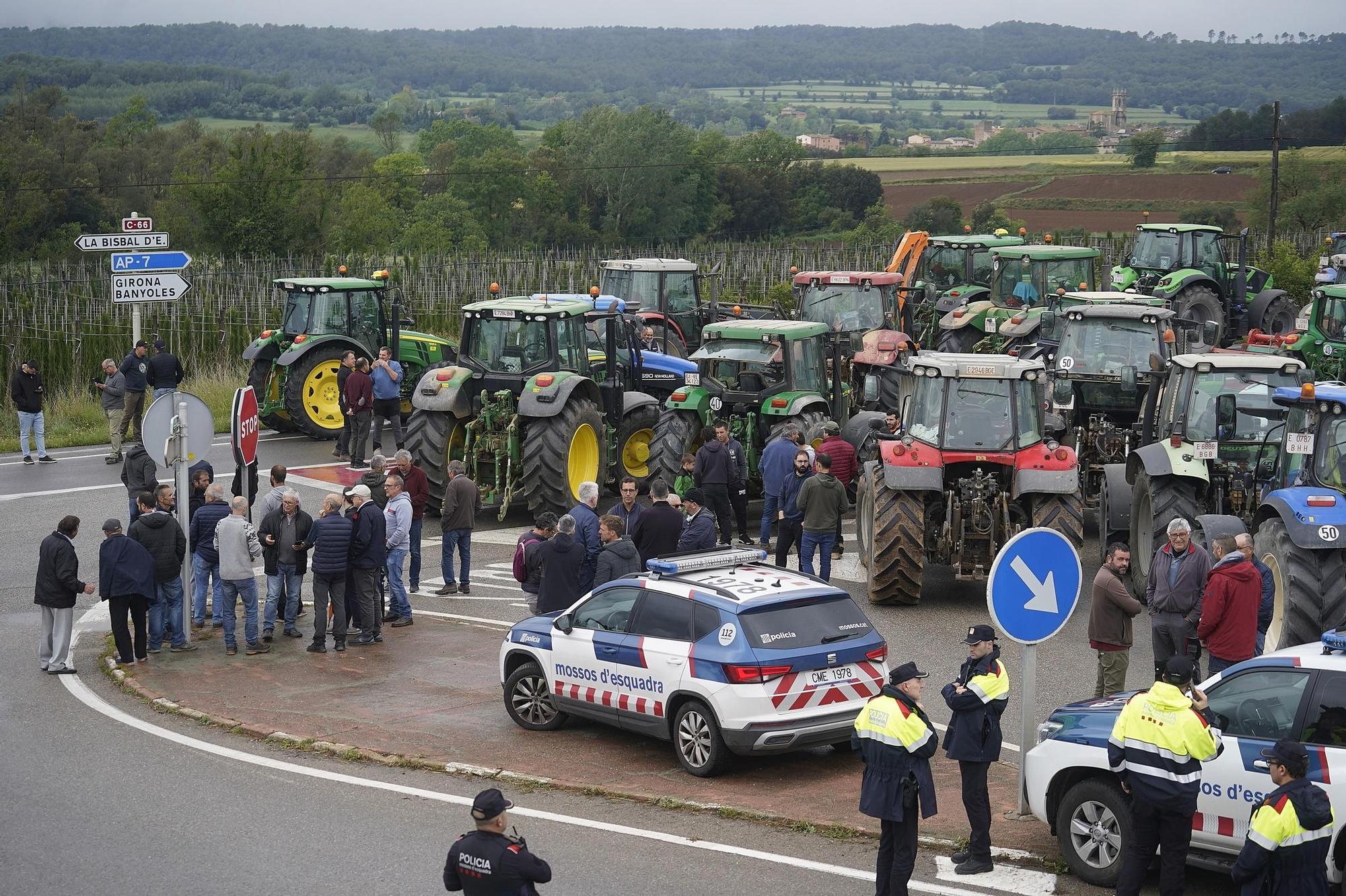 Els pagesos gironins tornen a tallar carreteres en protesta per la gestió de la sequera